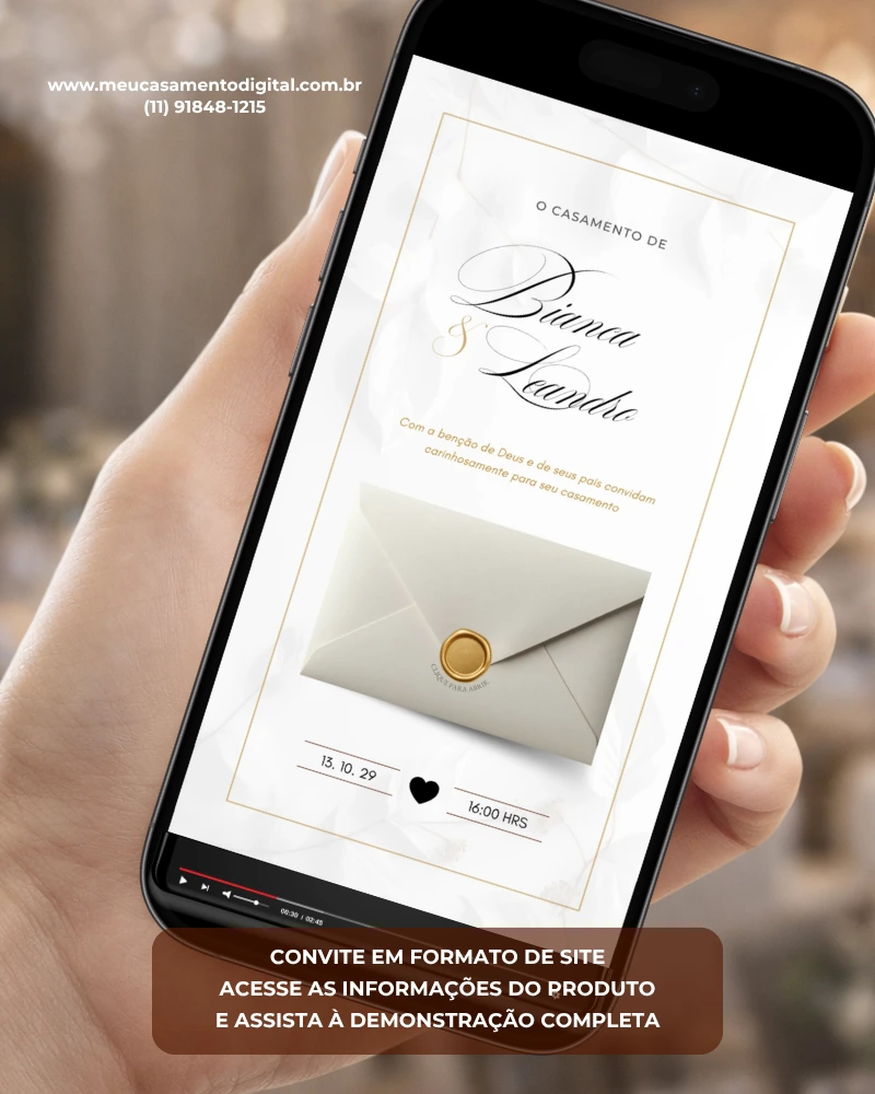 Modelo de convite de casamento branco e dourado com fotos exibido em smartphone, com envelope digital e detalhes elegantes.