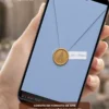 Convite azul serenity para casamento com envelope digital em tom azul-claro, selo dourado e detalhes elegantes exibido na tela de um celular.