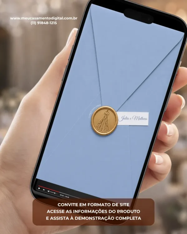 Convite azul serenity para casamento com envelope digital em tom azul-claro, selo dourado e detalhes elegantes exibido na tela de um celular.