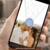 Convite azul serenity para casamento com fotos exibido em celular, com casal e detalhes delicados em tons de azul.