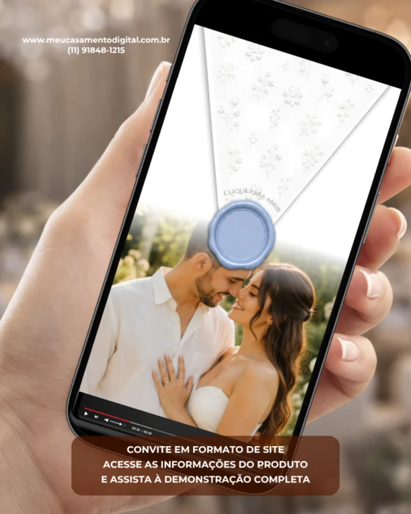 Convite azul serenity para casamento com fotos exibido em celular, com casal e detalhes delicados em tons de azul.