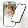 Convite azul serenity para casamento com fotos exibido em dois celulares, com flores em tons de azul e branco e layout elegante.