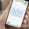 Convite de casamento azul celeste em formato digital, exibido na tela de um celular, com envelope azul-claro e detalhes florais em tons de azul e branco.