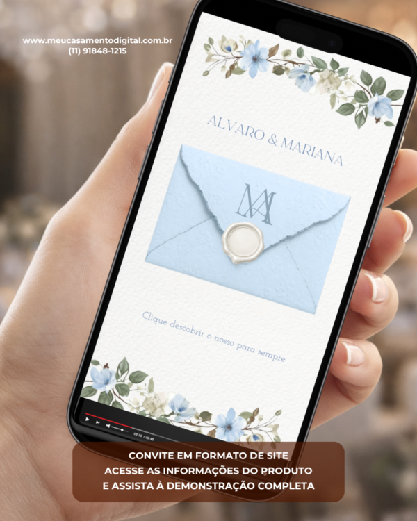 Convite de casamento azul celeste em formato digital, exibido na tela de um celular, com envelope azul-claro e detalhes florais em tons de azul e branco.
