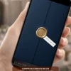 Convite de casamento azul marinho exibido em um celular, com envelope digital elegante, selo dourado e design sofisticado.