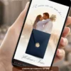 Convite de casamento azul marinho com fotos exibido em um celular, mostrando uma foto dos noivos, envelope digital elegante e detalhes sofisticados.