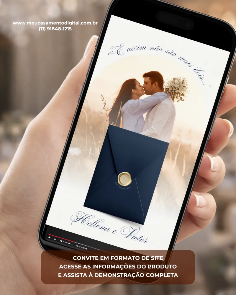 Convite de casamento azul marinho com fotos exibido em um celular, mostrando uma foto dos noivos, envelope digital elegante e detalhes sofisticados.