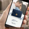 Convite de casamento azul petróleo com fotos exibido em um celular, mostrando uma imagem dos noivos, envelope digital e detalhes florais em tons de azul.