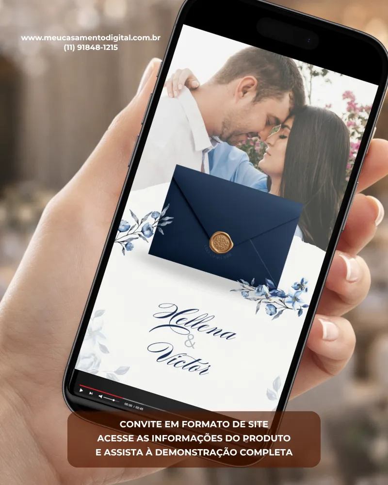 Convite de casamento azul petróleo com fotos exibido em um celular, mostrando uma imagem dos noivos, envelope digital e detalhes florais em tons de azul.