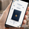 Convite de casamento com envelope digital azul petróleo exibido em um celular, com detalhes florais em azul e dourado e design elegante.