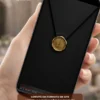 Convite de casamento preto digital com envelope elegante em tom escuro e selo dourado, exibido na tela de um celular.
