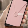 Convite de casamento rosa em formato digital, exibido na tela de um celular, com envelope em tom rosa e selo decorativo delicado.