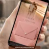 Convite de casamento rosa antigo em formato digital, exibido na tela de um celular, com foto do casal na praia e envelope em tom rosado com detalhes delicados.