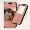 Convite de casamento rosa antigo em formato digital, exibido em dois celulares, com foto do casal, informações do evento e botões interativos.