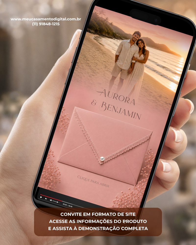 Convite de casamento rosa antigo em formato digital, exibido na tela de um celular, com foto do casal na praia e envelope em tom rosado com detalhes delicados.