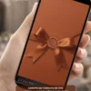 Convite de casamento terracota exibido em um celular, com envelope digital, laço elegante e detalhes sofisticados em tons terrosos.
