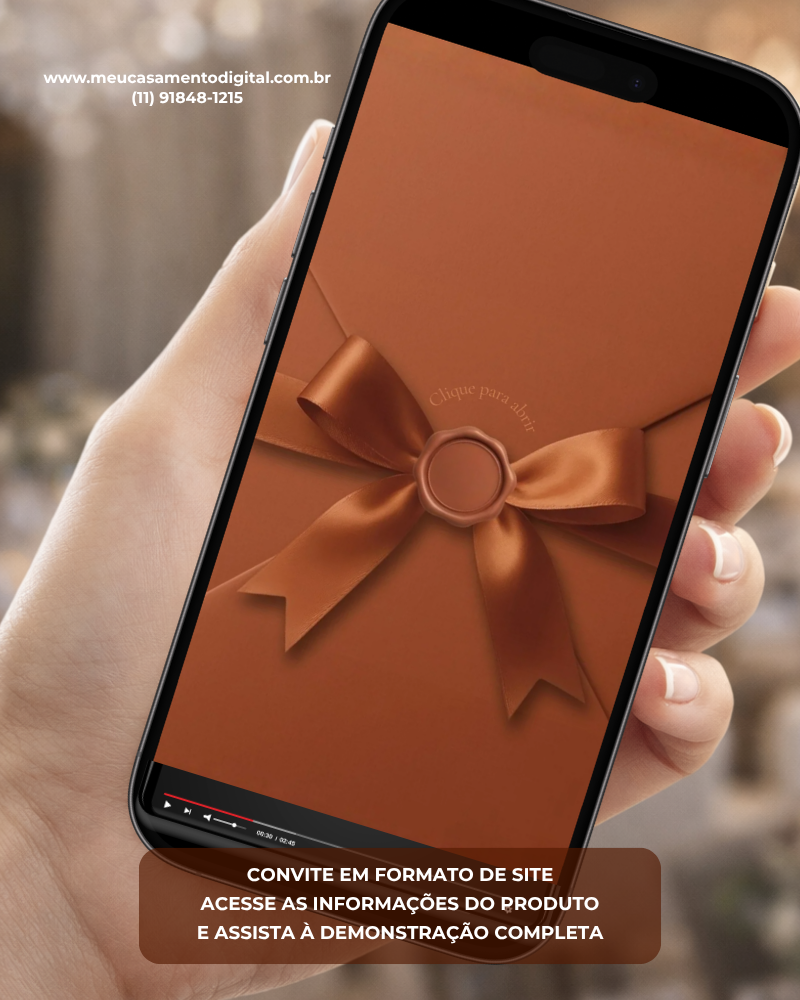 Convite de casamento terracota exibido em um celular, com envelope digital, laço elegante e detalhes sofisticados em tons terrosos.