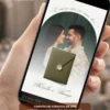 Convite de casamento verde oliva com fotos exibido em um celular, com imagem dos noivos, envelope elegante e design sofisticado.