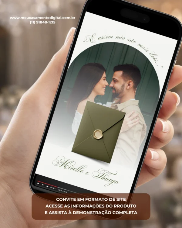 Convite de casamento verde oliva com fotos exibido em um celular, com imagem dos noivos, envelope elegante e design sofisticado.