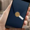 Convite para casamento azul petróleo exibido em um celular, com envelope digital elegante, selo dourado e design sofisticado.