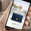 Convite para casamento azul petróleo com fotos exibido em um celular, com imagem dos noivos, envelope digital e detalhes florais em azul e dourado.