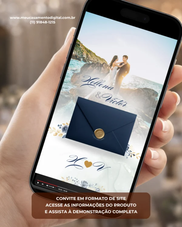 Convite para casamento azul petróleo com fotos exibido em um celular, com imagem dos noivos, envelope digital e detalhes florais em azul e dourado.