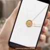 Convite para casamento branco em formato digital, exibido na tela de um celular, com envelope branco, detalhes em relevo e selo dourado.