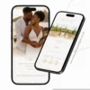 Página interna de convite para casamento branco em formato digital, exibida em dois celulares, com foto dos noivos, informações do casamento e botões interativos.