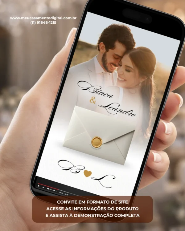 Modelo de convite de casamento branco exibido em um celular, com foto dos noivos, envelope elegante e detalhes dourados.