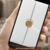 Modelo de convite de casamento clássico branco exibido em celular, com design elegante, foto dos noivos e detalhes delicados em dourado.