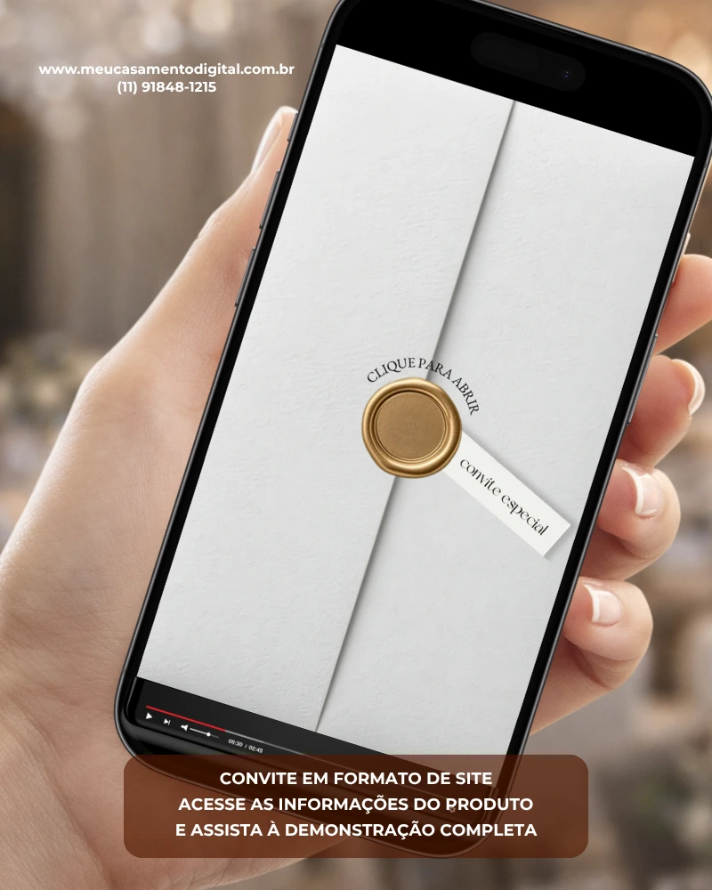 Modelo de convite de casamento clássico branco exibido em celular, com design elegante, foto dos noivos e detalhes delicados em dourado.