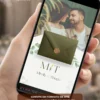 Modelo de convite de casamento verde oliva com fotos exibido em um celular, com imagem dos noivos, envelope elegante e detalhes em folhagens.