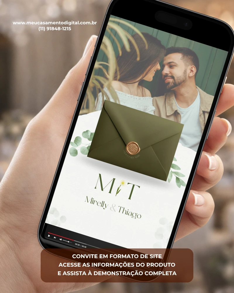 Modelo de convite de casamento verde oliva com fotos exibido em um celular, com imagem dos noivos, envelope elegante e detalhes em folhagens.