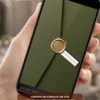 Modelo de convite verde oliva para casamento exibido em um celular, com envelope elegante, selo dourado e design sofisticado.