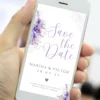 Save the Date digital lavanda exibido na tela de um celular, com flores em tons de lilás, nomes do casal e design romântico.