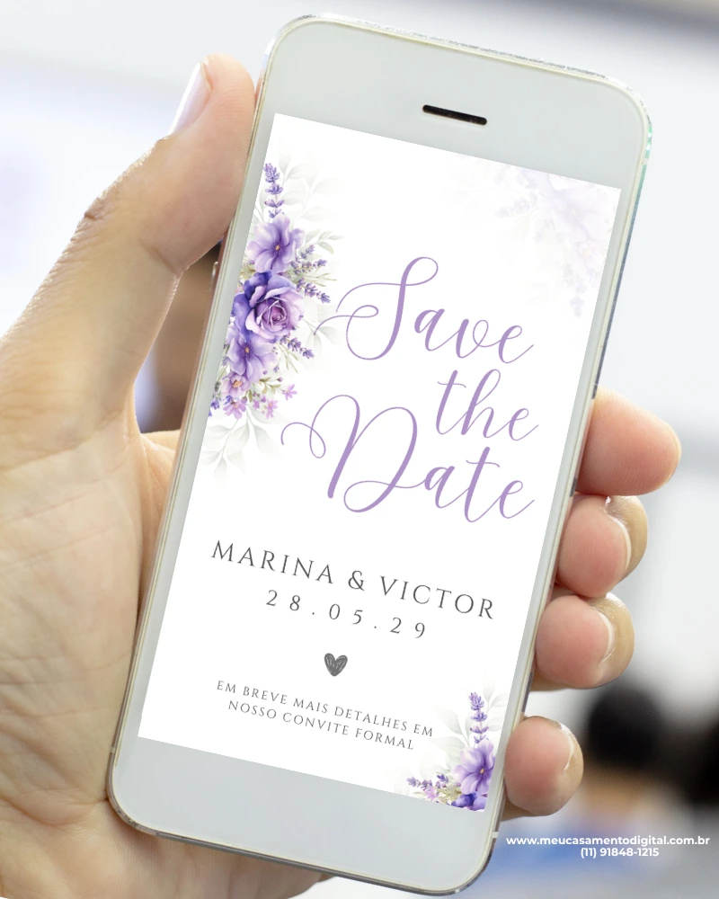 Save the Date digital lavanda exibido na tela de um celular, com flores em tons de lilás, nomes do casal e design romântico.