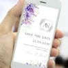 Save the Date digital lilás exibido na tela de um celular, com flores em tons de lavanda, monograma do casal e data do casamento em destaque.