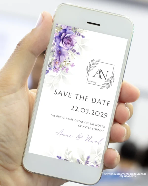 Save the Date digital lilás exibido na tela de um celular, com flores em tons de lavanda, monograma do casal e data do casamento em destaque.