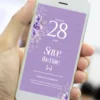 Save the Date lavanda exibido na tela de um celular, com fundo em tons de roxo, flores lilás e a data do casamento em destaque.