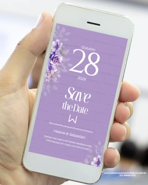 Save the Date lavanda exibido na tela de um celular, com fundo em tons de roxo, flores lilás e a data do casamento em destaque.