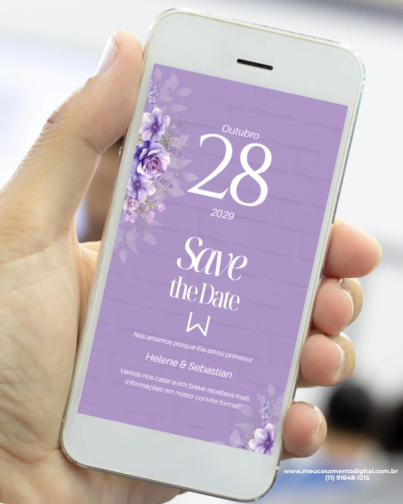 Save the Date lavanda exibido na tela de um celular, com fundo em tons de roxo, flores lilás e a data do casamento em destaque.