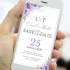 Save the Date Lilás exibido na tela de um celular, com flores em tons de lilás, design elegante e a data do casamento em destaque.